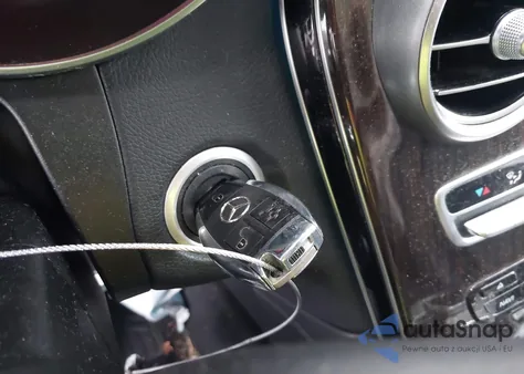 2017 Mercedes-Benz Glc 300 4Matic z USA, uszkodzony, nr VIN WDC0G4KB4HF140217